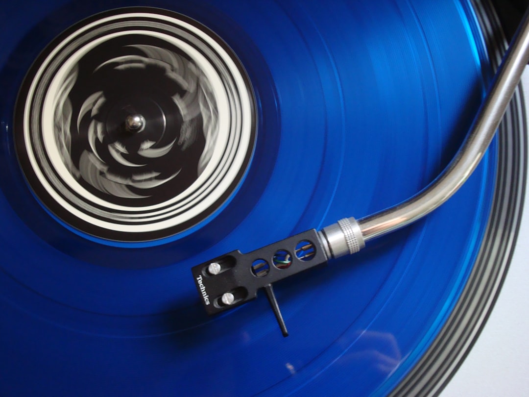 black-and-blue-turntable-aivbdhwufyw